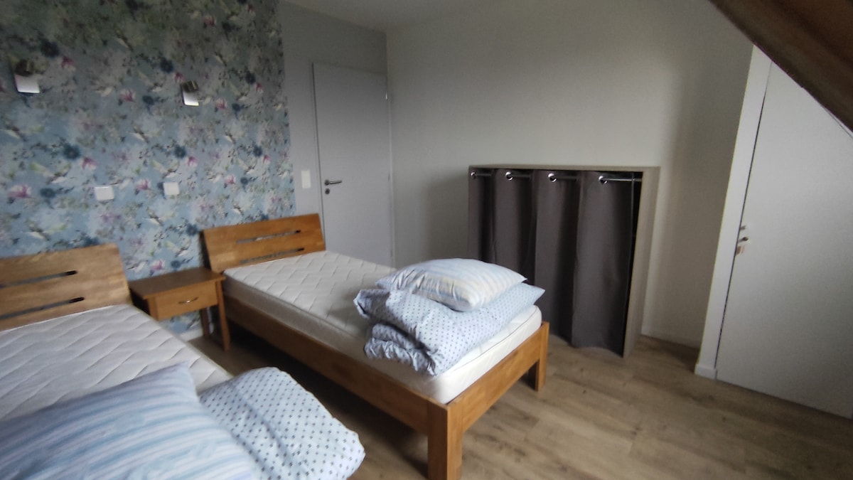 Chambre 2 à l'étage climatisée
2 lits (matelas) 90 x 200 cm 
2 couettes 200 x 200 cm
2 oreillers
linge de lit disponible à la location selon tarifs indiqués dans l'annonce