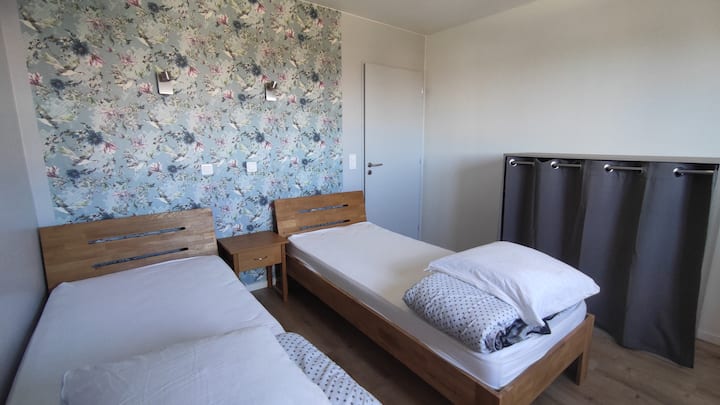 à l'étage chambre climatisée
2 lits (matelas) 90 x 200 cm 
2 couettes 200 x 200 cm
2 oreillers
linge de lit disponible à la location selon tarifs indiqués dans l'annonce