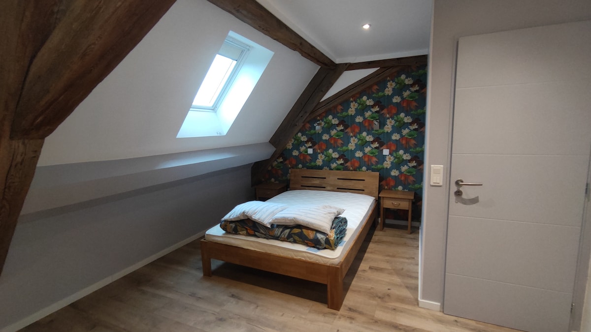 Chambre 4 à l'étage climatisée
1 lits (matelas) 140 x 200 cm 
1 couettes 220 x 240 cm
2 oreillers
linge de lit disponible à la location selon tarifs indiqués dans l'annonce