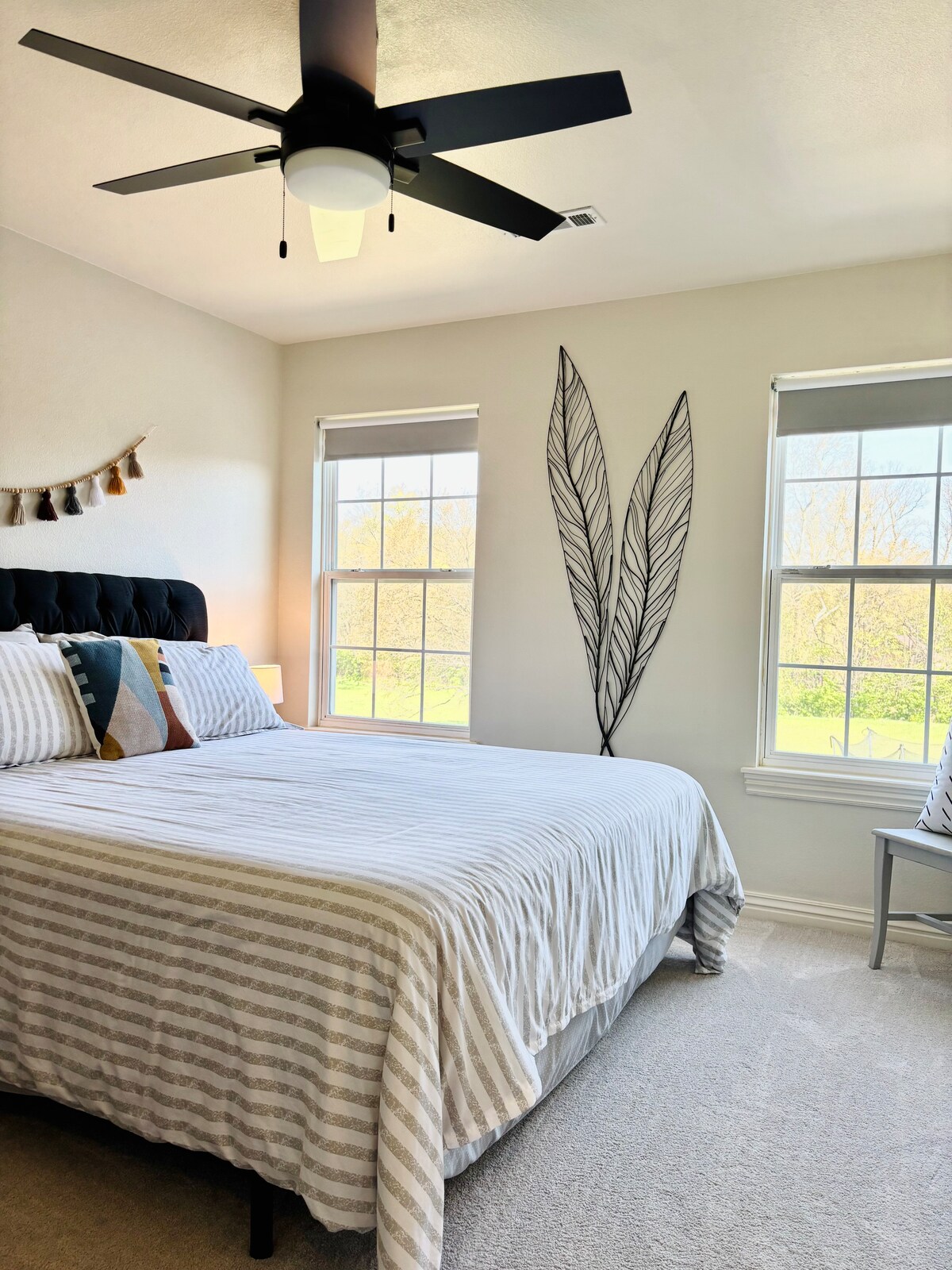 تحتوي غرفة النوم الثانية على سرير كاليفورنيا كينج، وخزانة ملابس، وحمام داخلي، وخزانة ملابس، وإطلالة على الفناء الخلفي/مراعي الخيول المحيطة.  