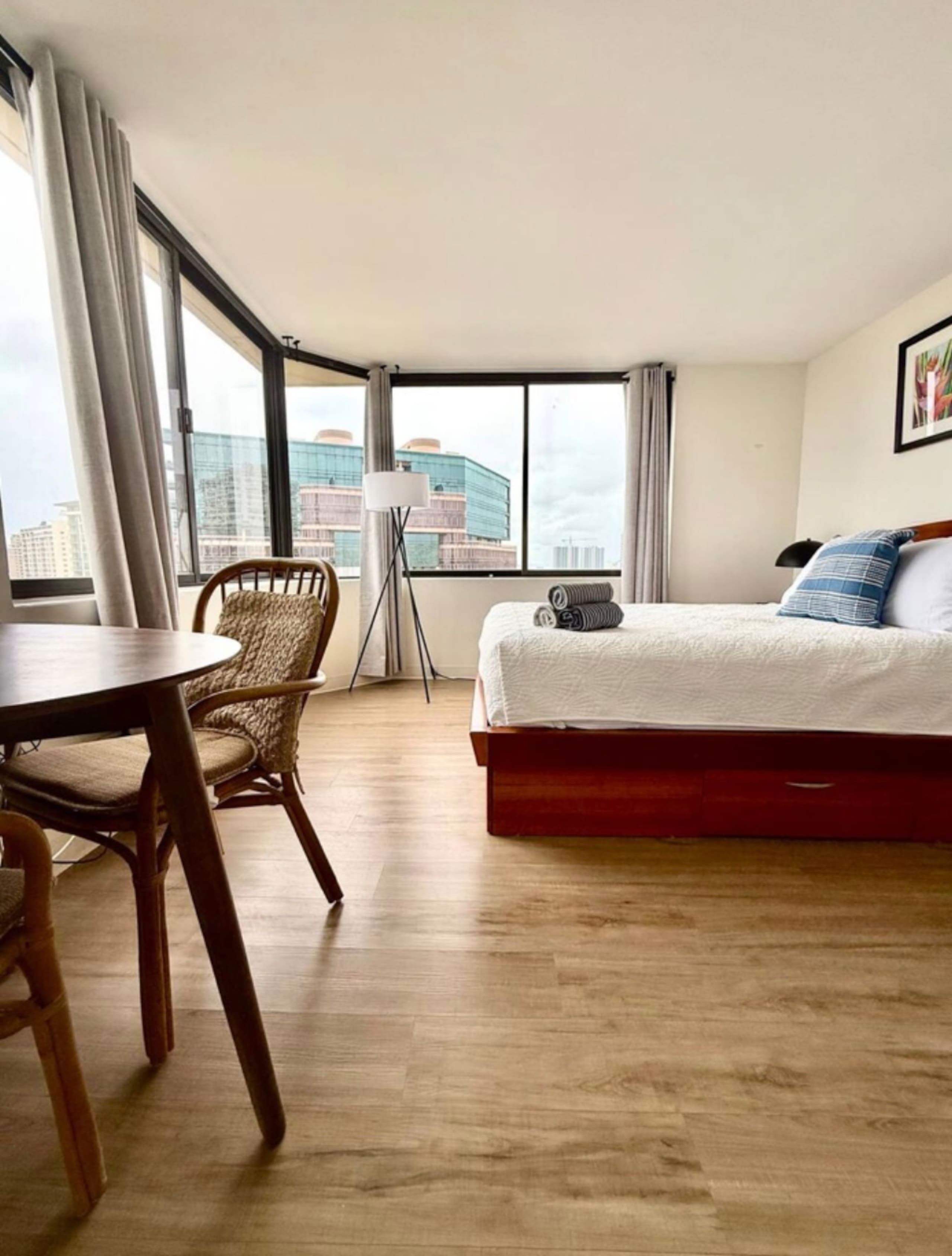 Condo in Honolulu · ★4.88 · 2 bedrooms · 2 private baths - Image 7