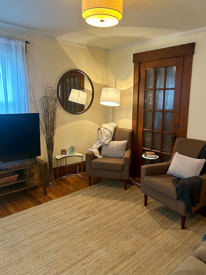 Cozy Historic 2 Bedroom Home (Sleeps 5) - Milford, MA
