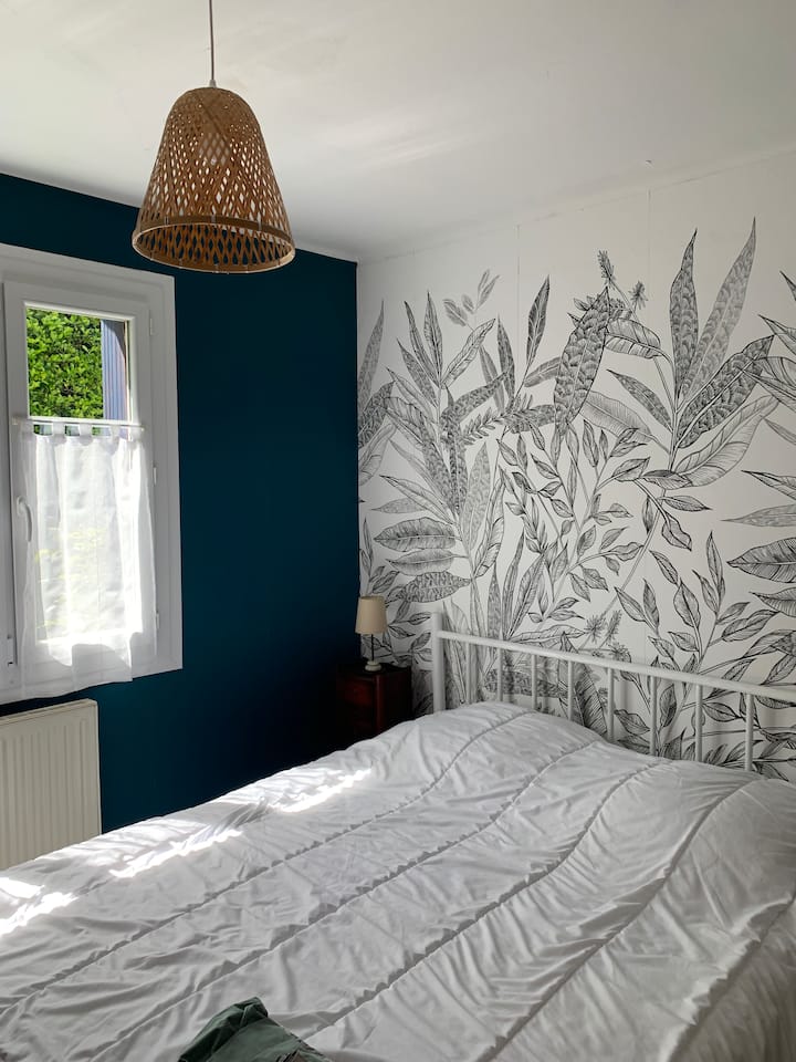 Cama Queen size con colchón de memoria. 