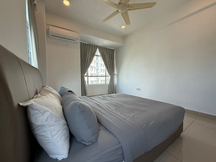 Chumba kikuu cha kulala chenye choo kilichoambatishwa 
Kitanda aina ya Queen