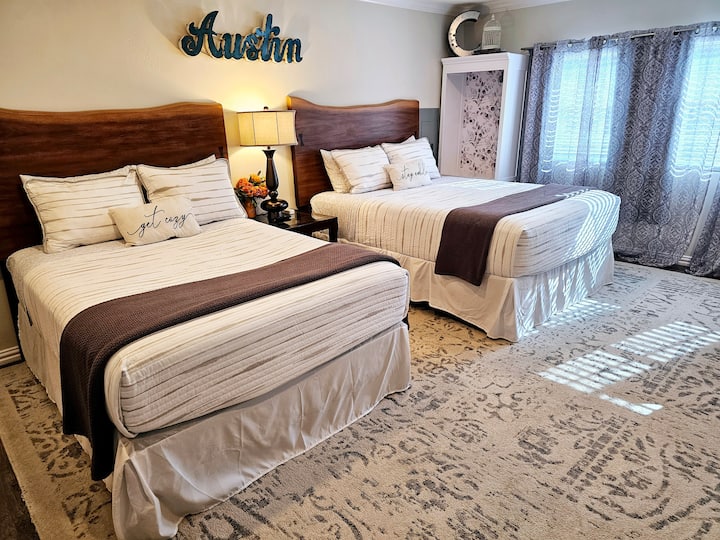 Cuarto dormitorio extra grande con baño completo y ducha a ras del suelo. 
1 cama tamaño queen 
1 cama matrimonial
1 sofá cama extraíble (tamaño queen)
Televisor inteligente de 55 pulgadas 
Juguetes para niños