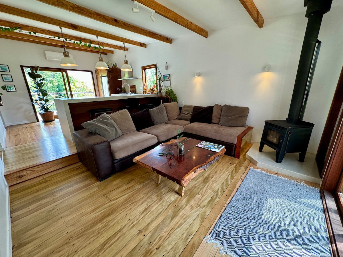 Popular Airbnb listing: Modern 2‑Bedroom Retreat + Sleepout/Office in Waikato District South West
