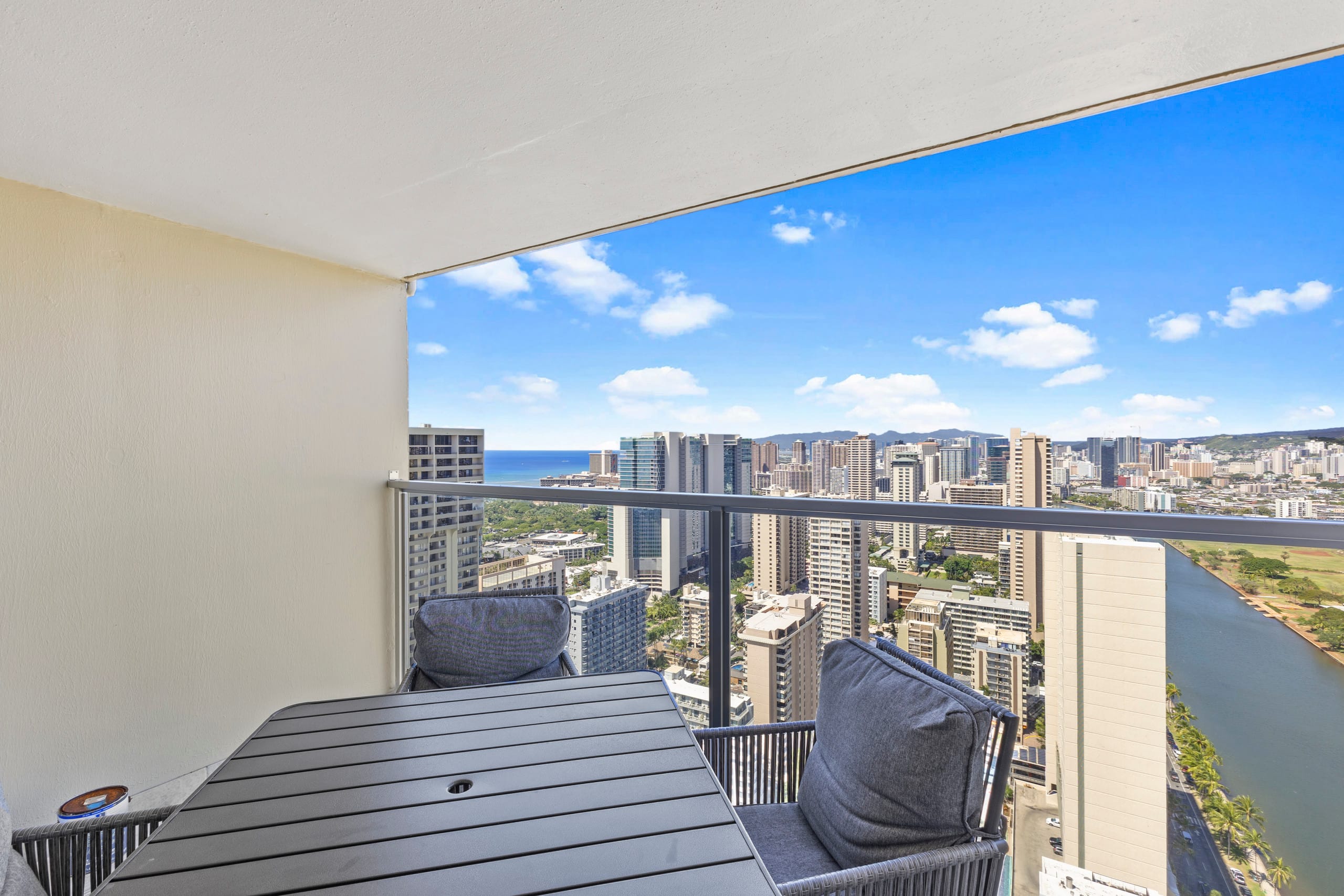 Condo in Honolulu · ★4.94 · Studio · 2 beds · 1 private bath - Image 26