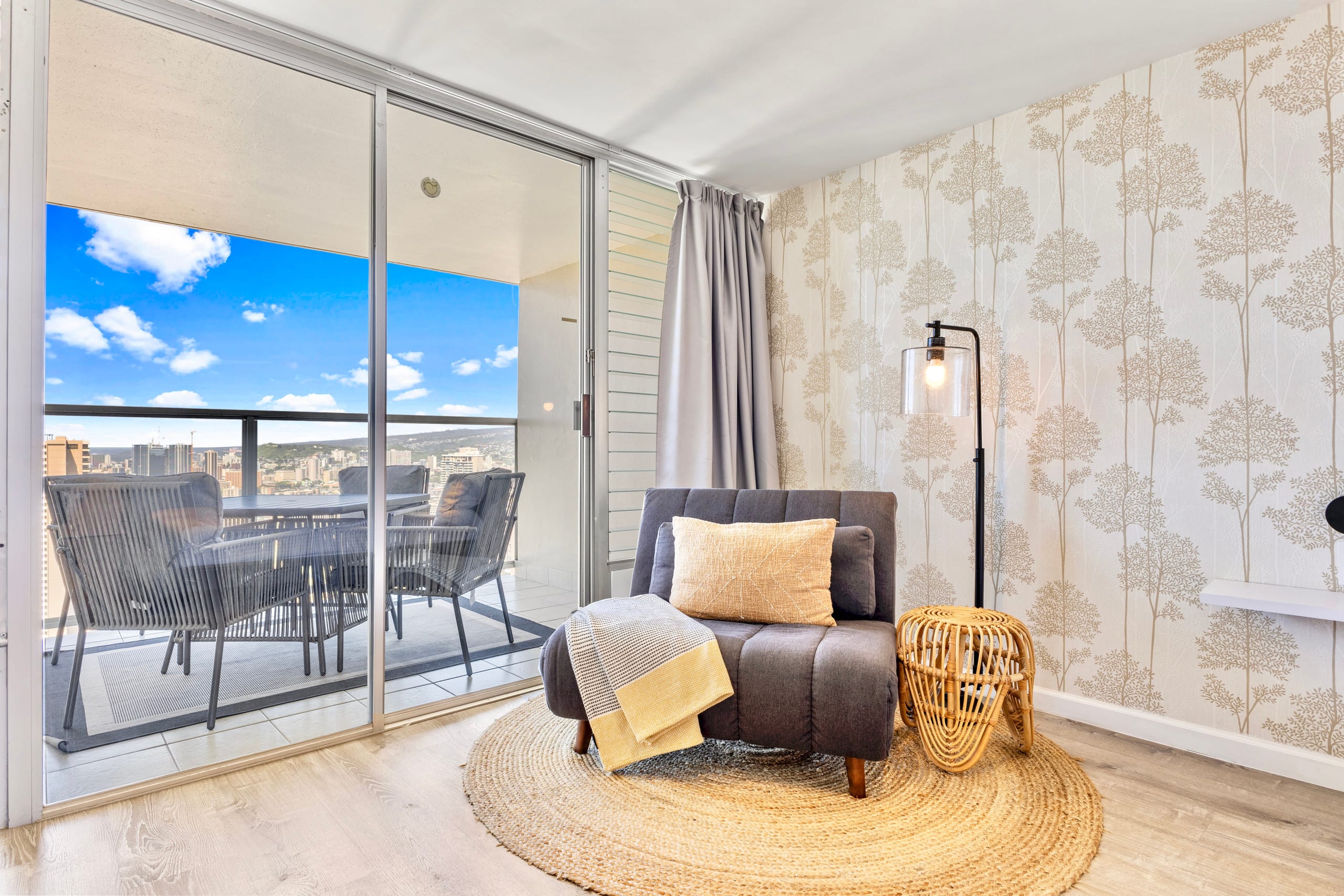 Condo in Honolulu · ★4.94 · Studio · 2 beds · 1 private bath - Image 7