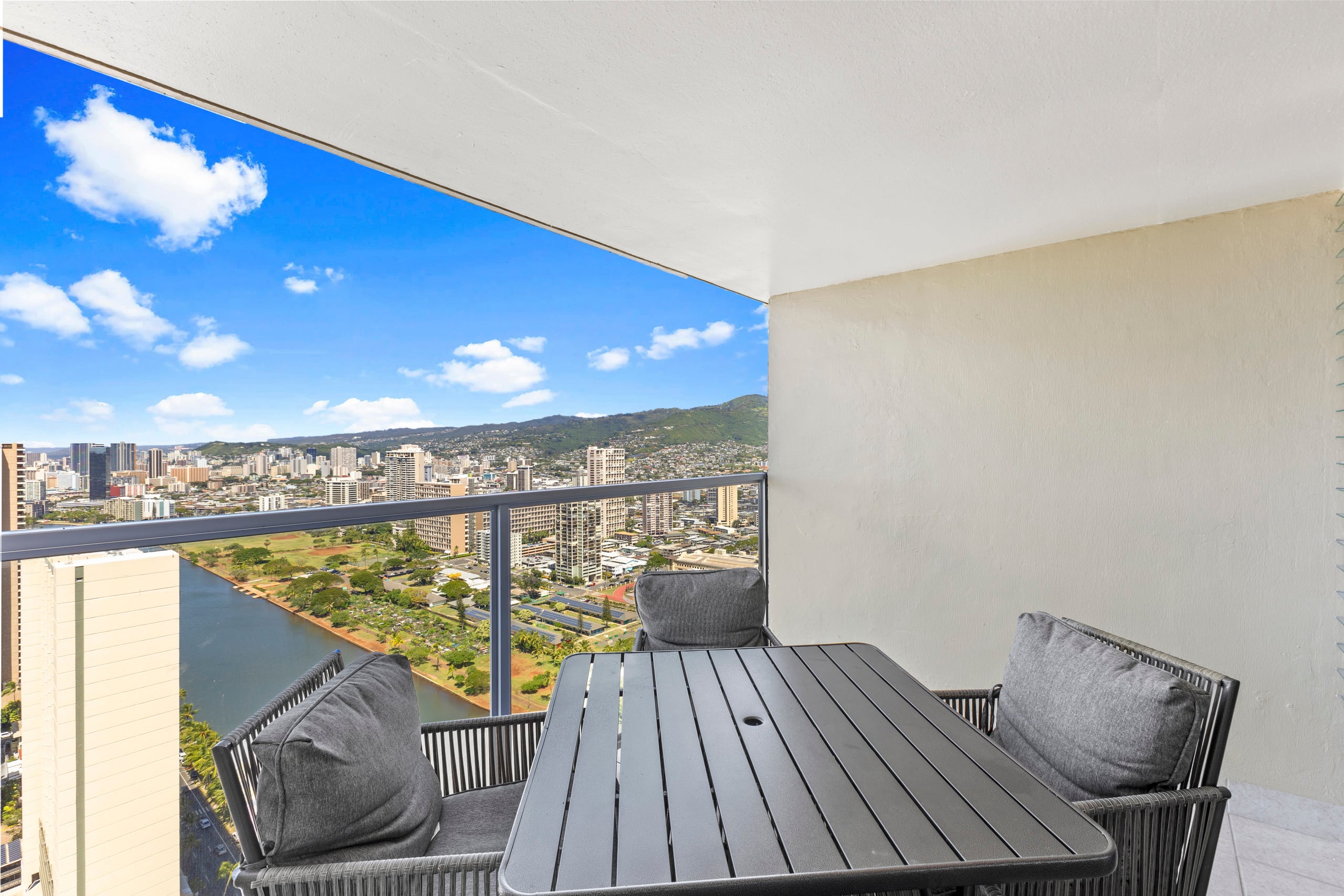 Condo in Honolulu · ★4.94 · Studio · 2 beds · 1 private bath - Image 30