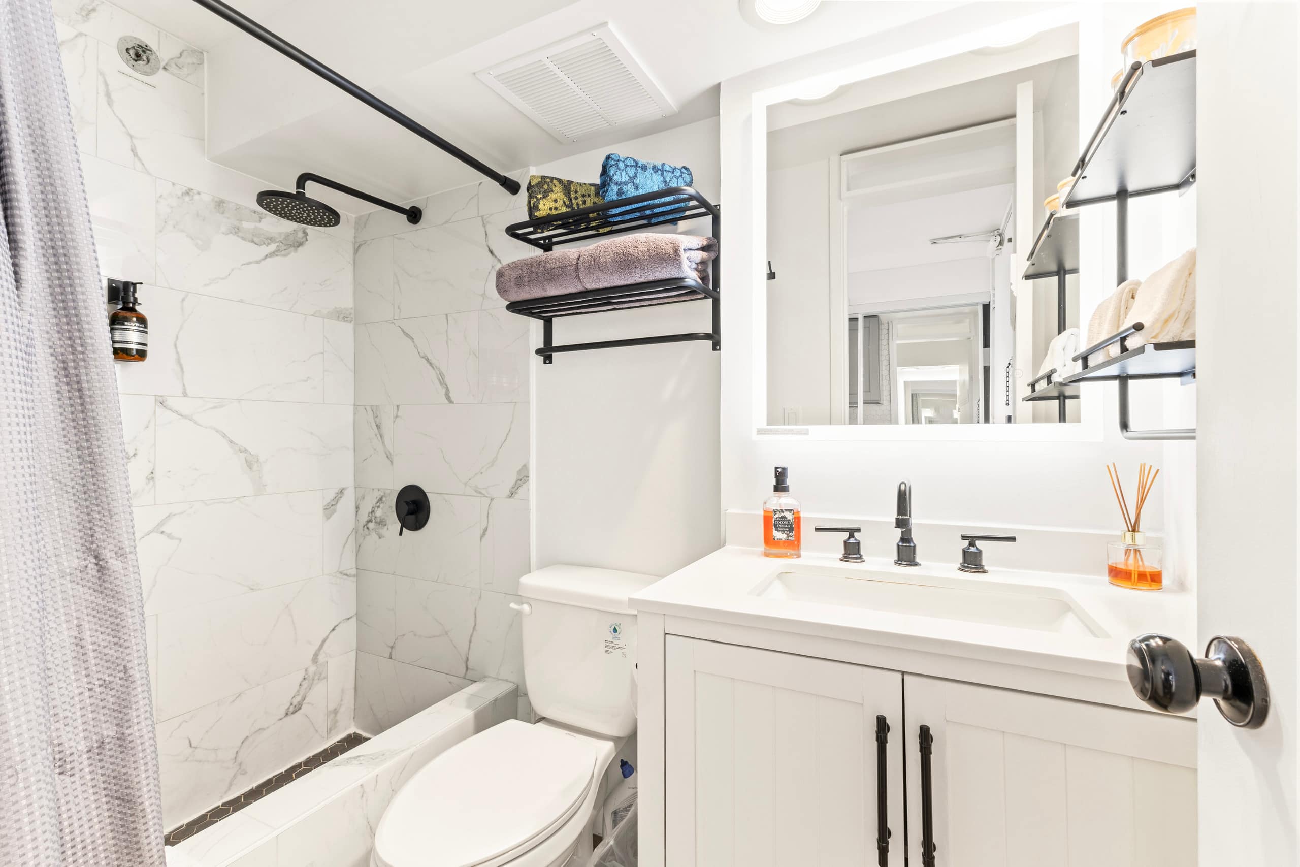 Condo in Honolulu · ★4.94 · Studio · 2 beds · 1 private bath - Image 20