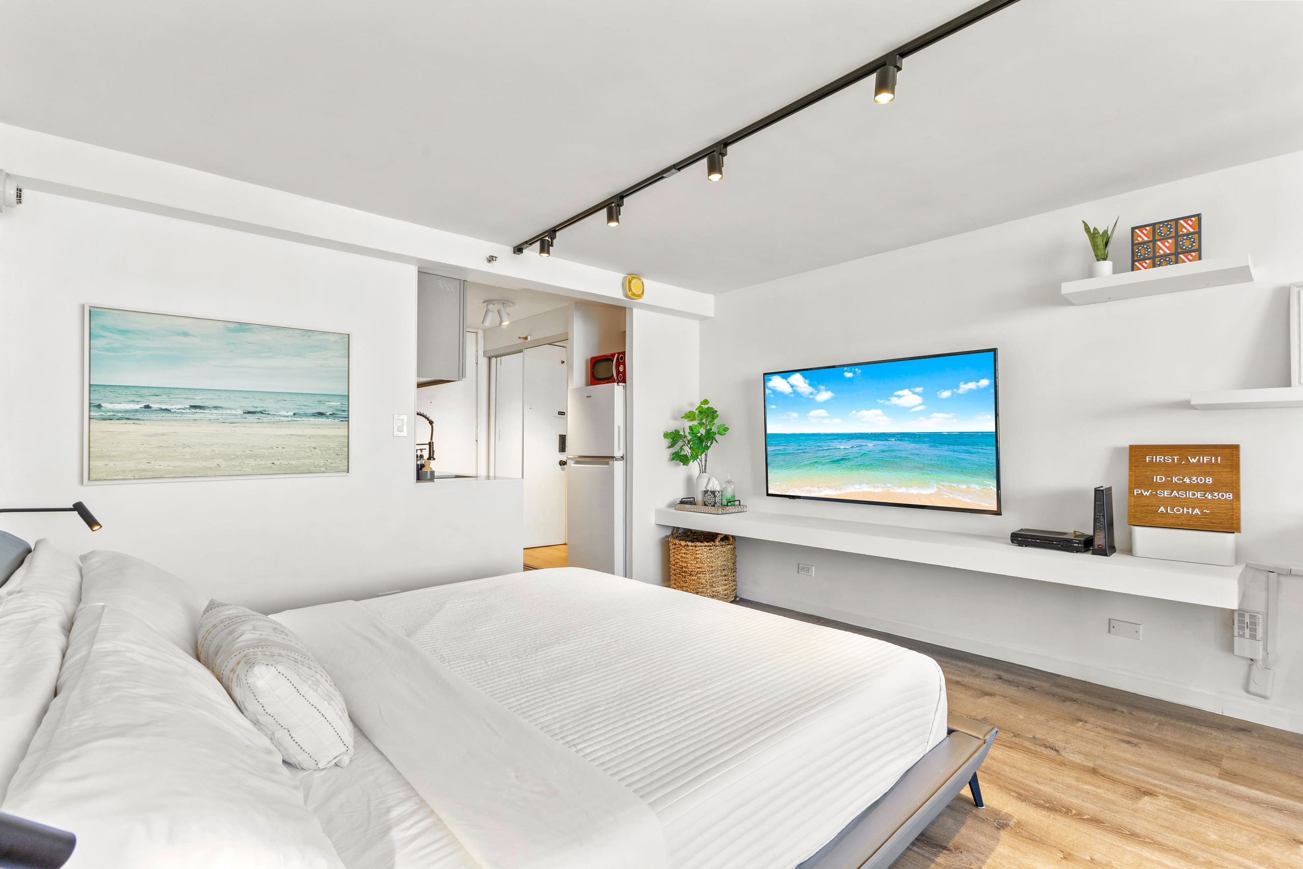 Condo in Honolulu · ★4.94 · Studio · 2 beds · 1 private bath - Image 4