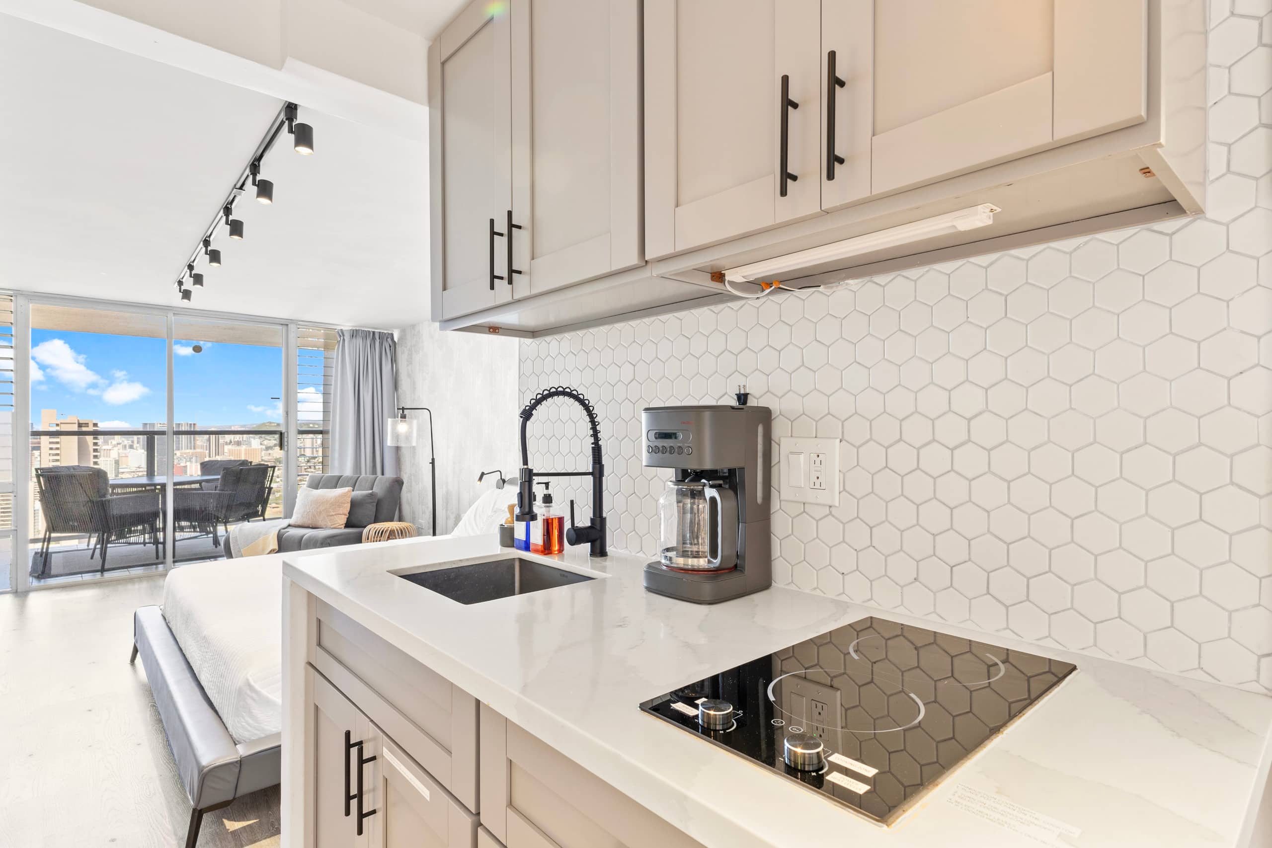 Condo in Honolulu · ★4.94 · Studio · 2 beds · 1 private bath - Image 13