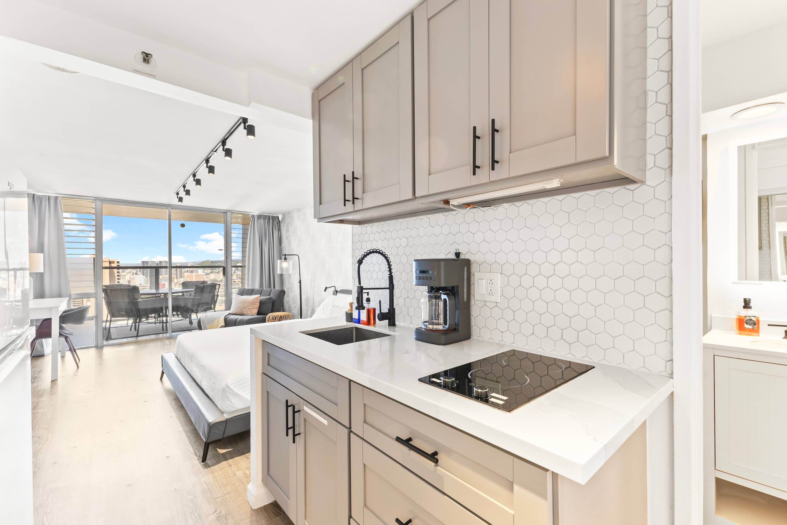 Condo in Honolulu · ★4.94 · Studio · 2 beds · 1 private bath - Image 12