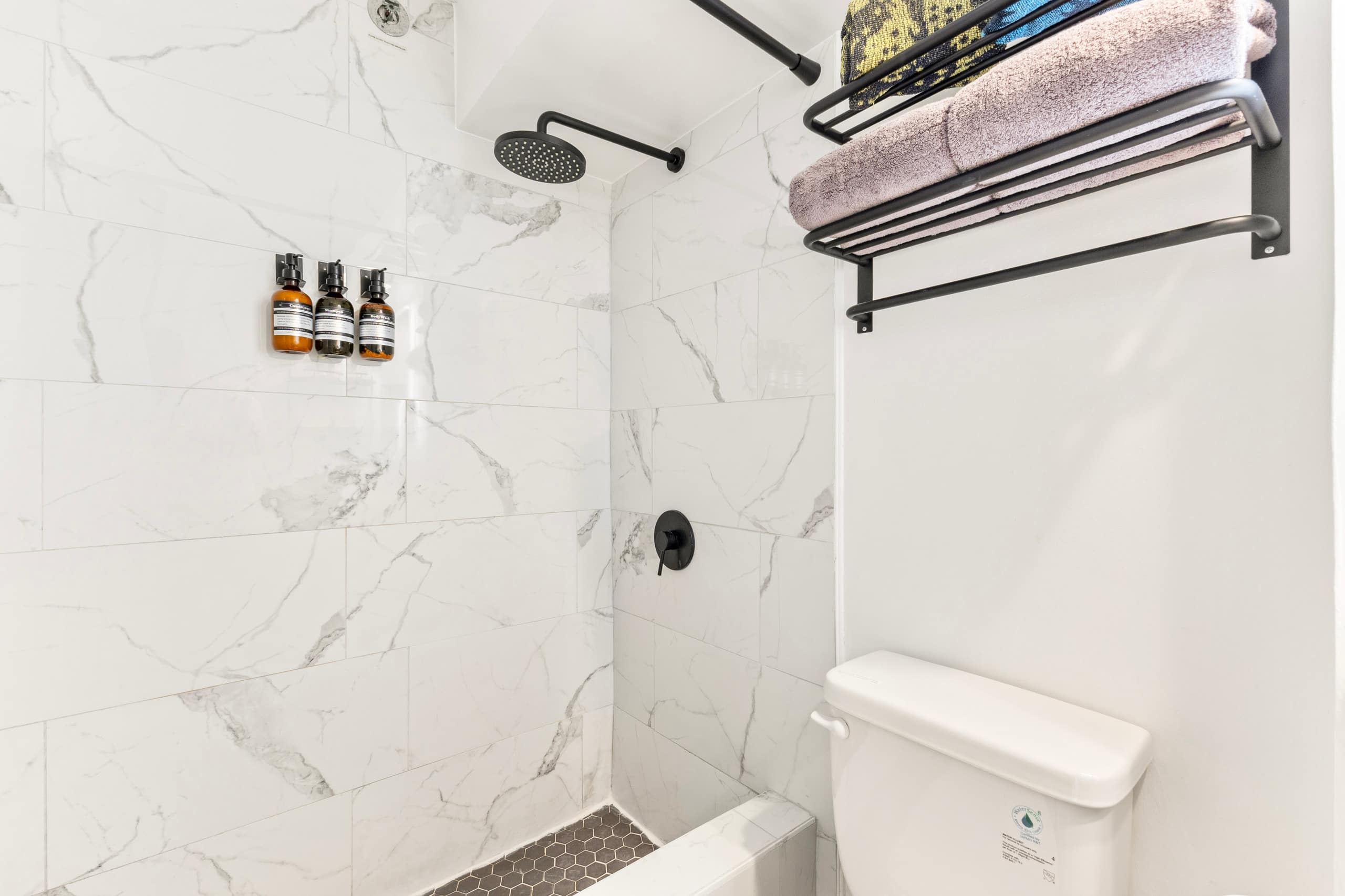 Condo in Honolulu · ★4.94 · Studio · 2 beds · 1 private bath - Image 23