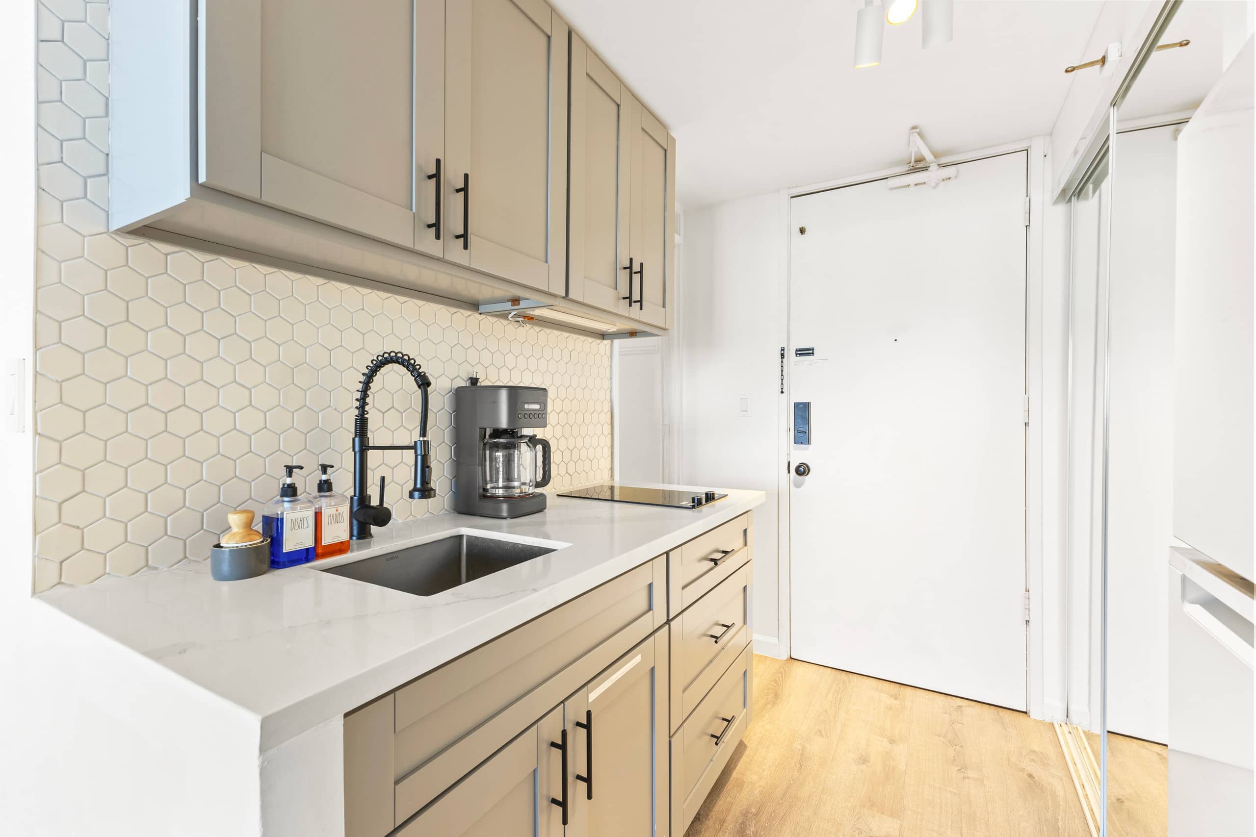 Condo in Honolulu · ★4.94 · Studio · 2 beds · 1 private bath - Image 14