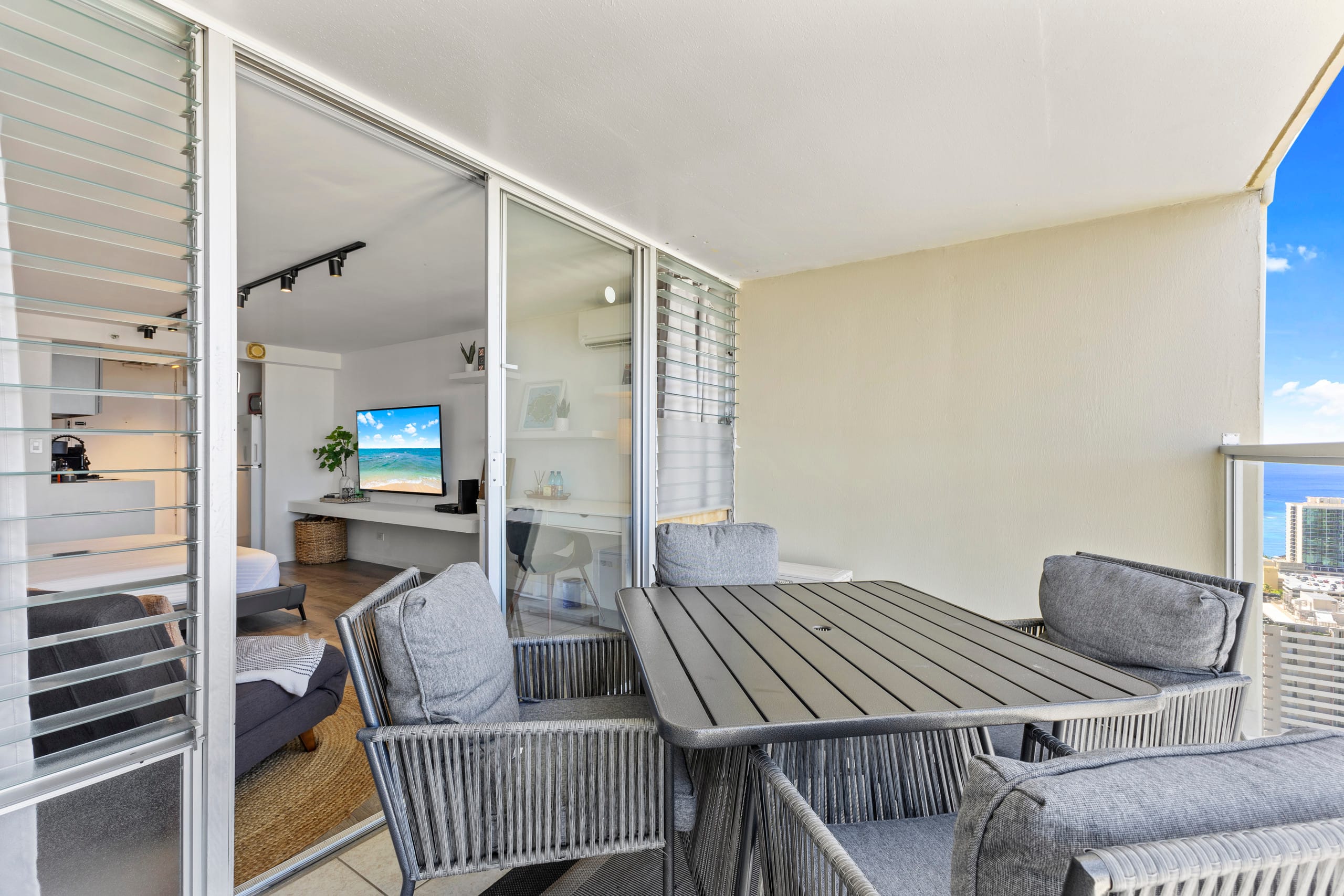 Condo in Honolulu · ★4.94 · Studio · 2 beds · 1 private bath - Image 25