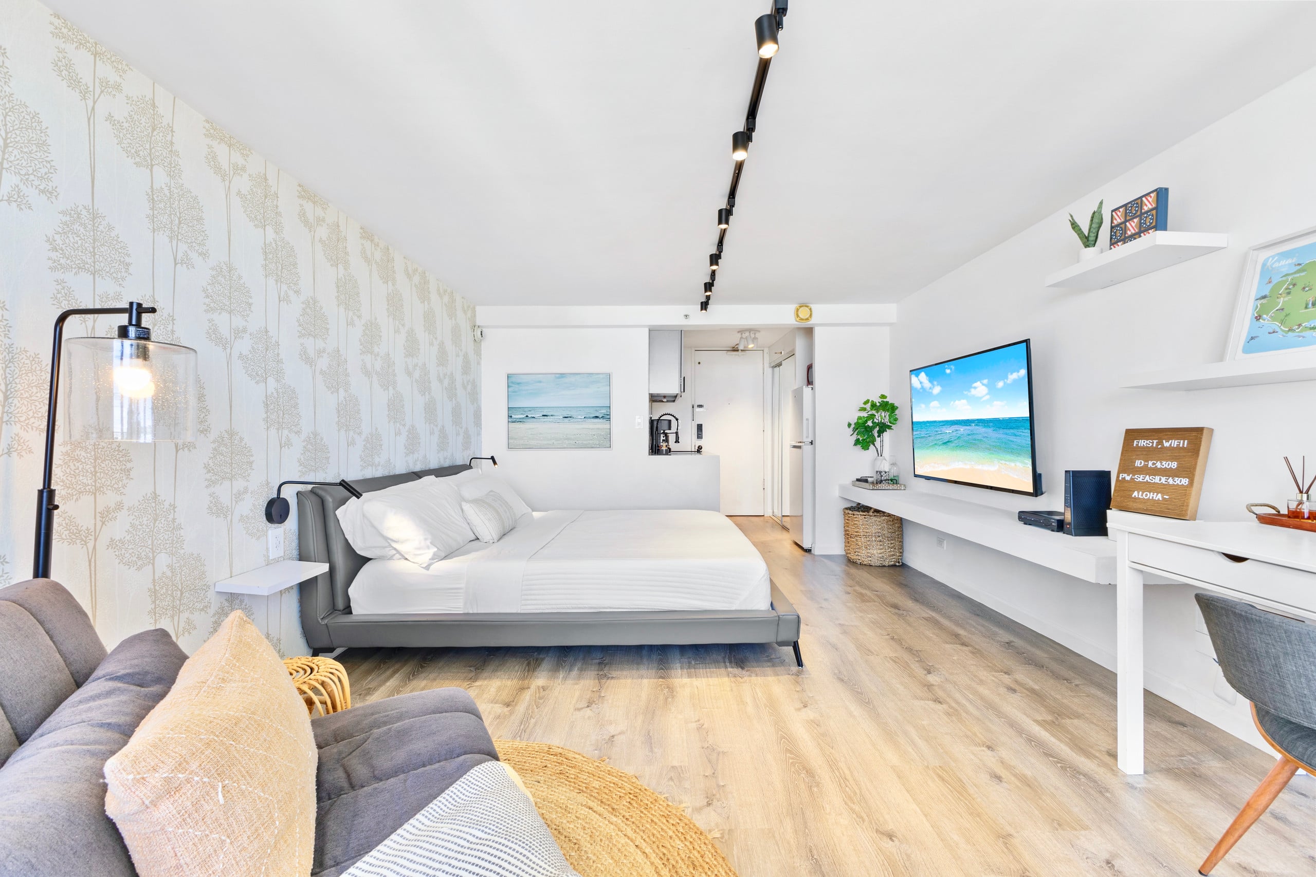Condo in Honolulu · ★4.94 · Studio · 2 beds · 1 private bath - Image 2