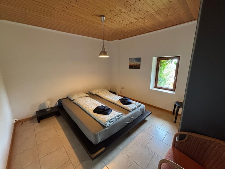 Spavaća soba s bračnim krevetom (160 cm) i ormarom