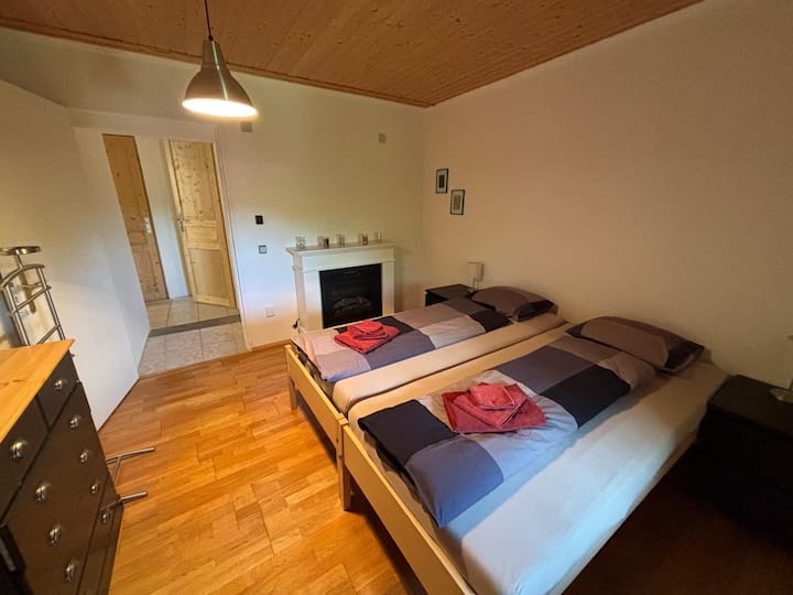 Spavaća soba s dva kreveta (svaki 90 cm), komodom, dvije vješalice za kapute i električnim grijanjem