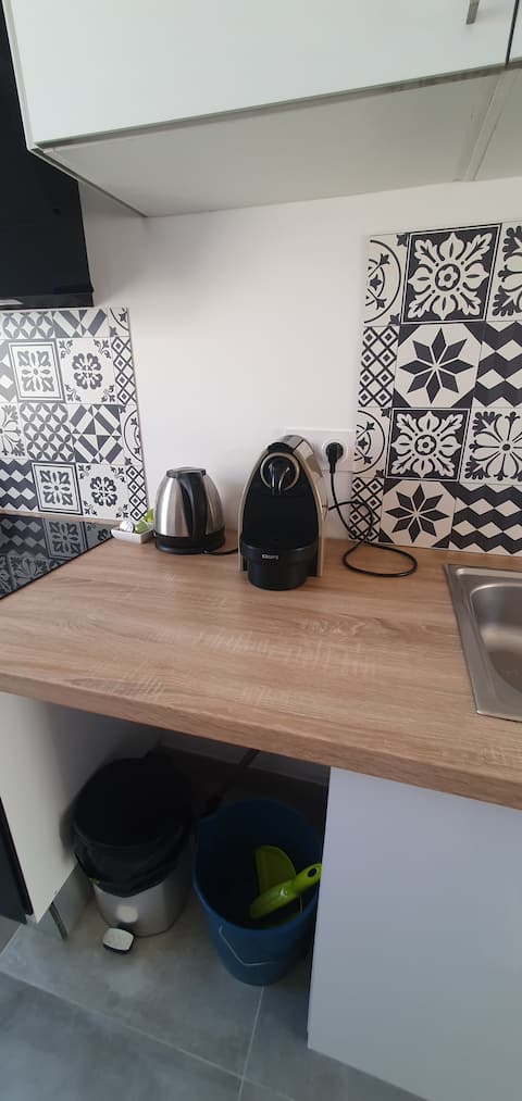 Airbnb performant: Brand new studio with mezzanine in the city center à Le Grau Du Roi