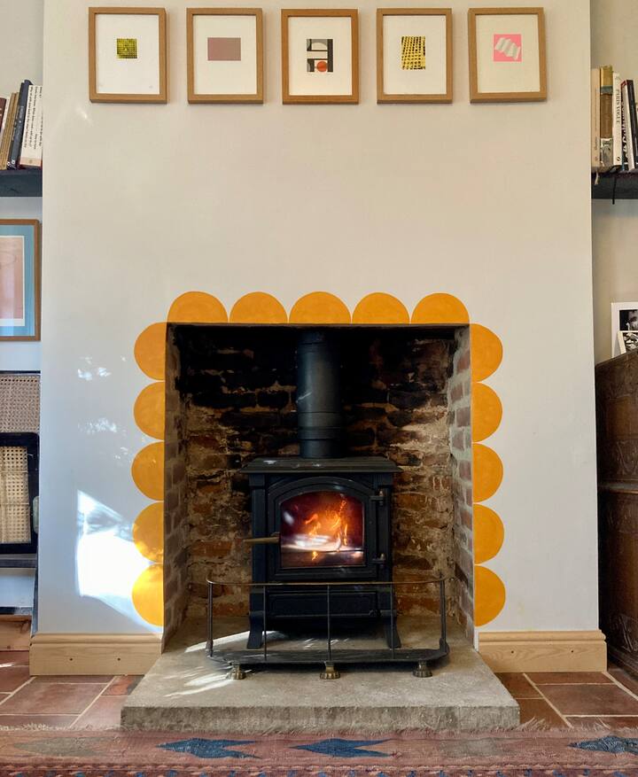 Houtkachel - aanmaakhout, brandweerlieden en hout allemaal inbegrepen. 