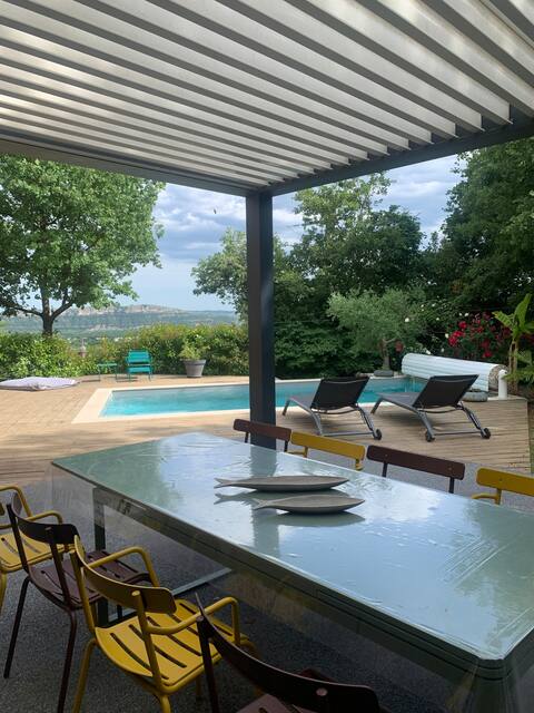 Quiet contemporary house with pool