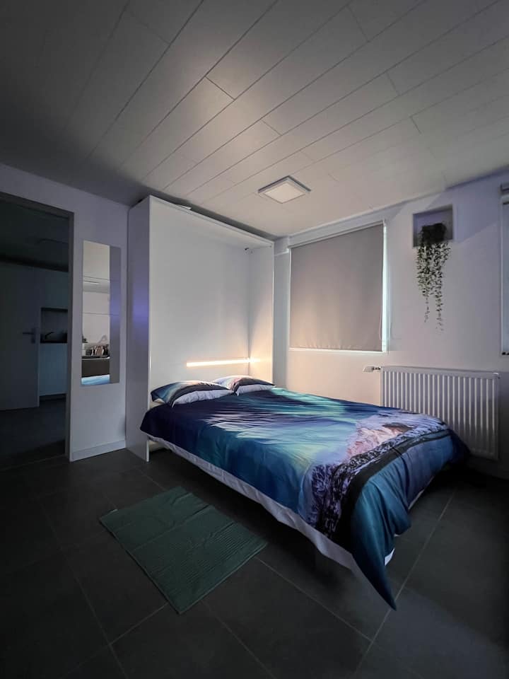 Lit escamotable, confort simple, 140x200cm. Pour plus d'espace durant la journée.