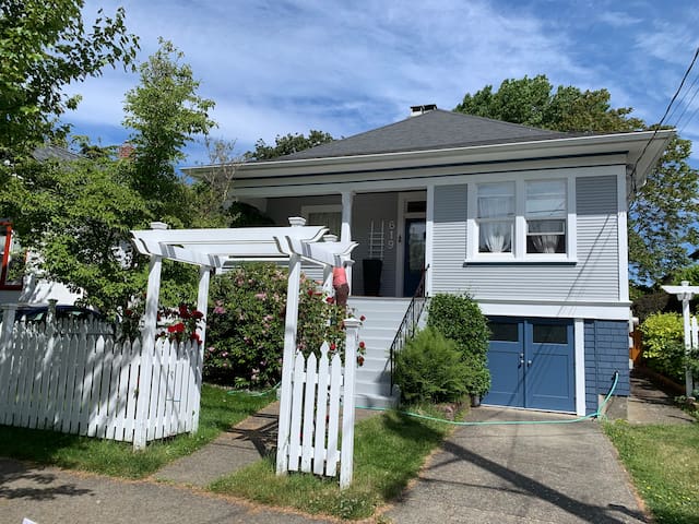 Entire 3 br. house+hot tub+25 min walk to dwtn