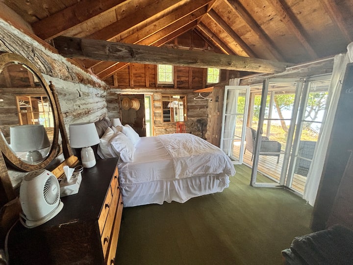 Dormitorio con porche protegido con vistas al lago.