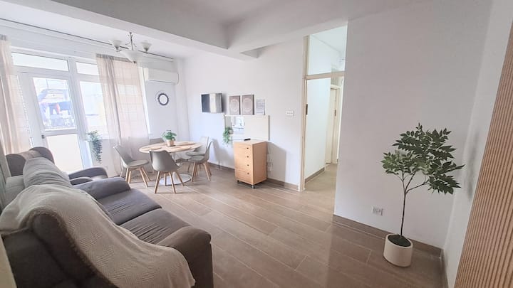 Best Location 2br 2bth W/lift In Town/kosher Style - La Línea de la Concepción