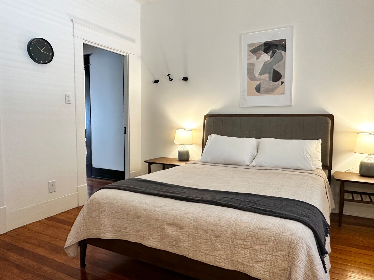 City Charm | Walk to Rainey St | WFH