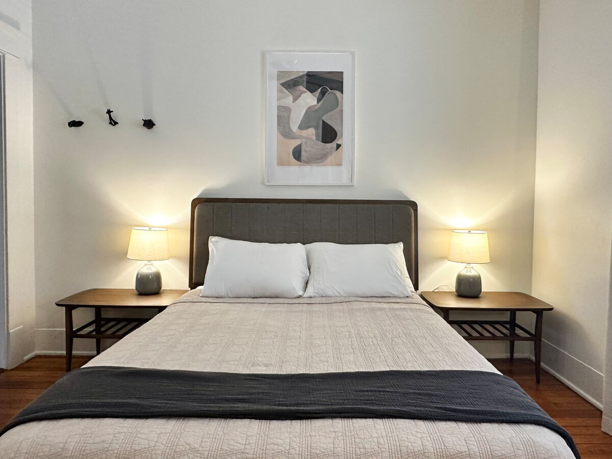 City Charm | Walk to Rainey St | WFH