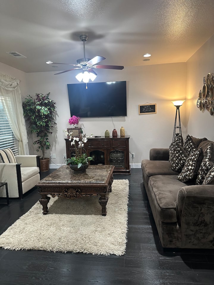 Cozy 2 Bedroom House In A Quiet Neighborhood - Tulare, CA