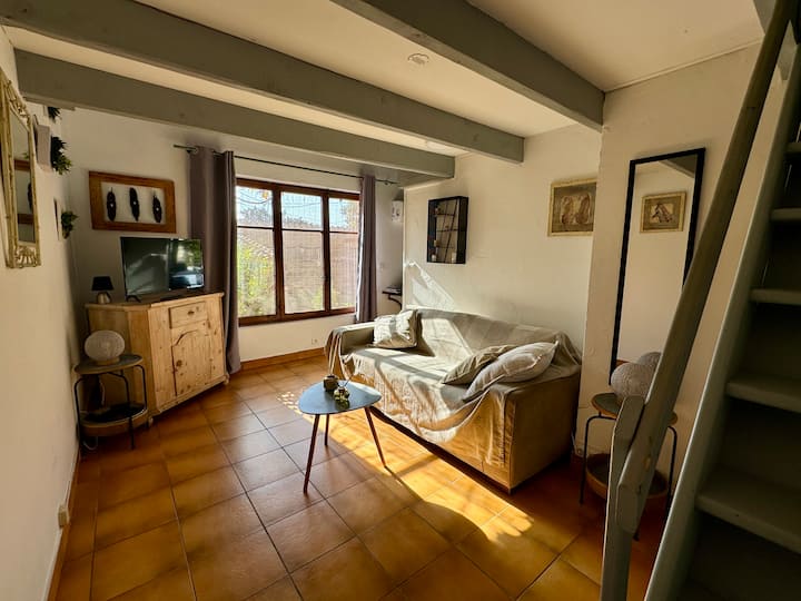 غرفة معيشة مع سرير أريكة وتلفزيون 
