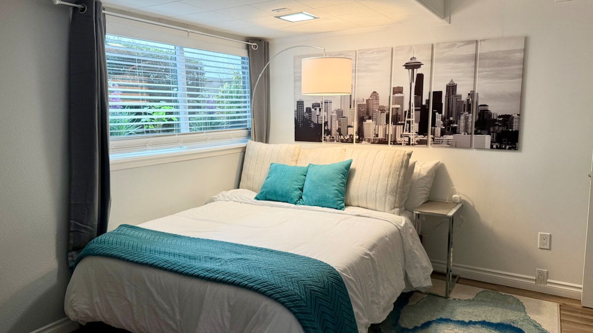 Táto útulná a príjemná spálňa je vybavená luxusnou manželskou posteľou a elektrickým krbom, ktorý vám poskytne teplo a atmosféru. Hostia milujú príjemnú atmosféru a pohodlné usporiadanie – ideálne na oddych po dni plnom objavovania.

