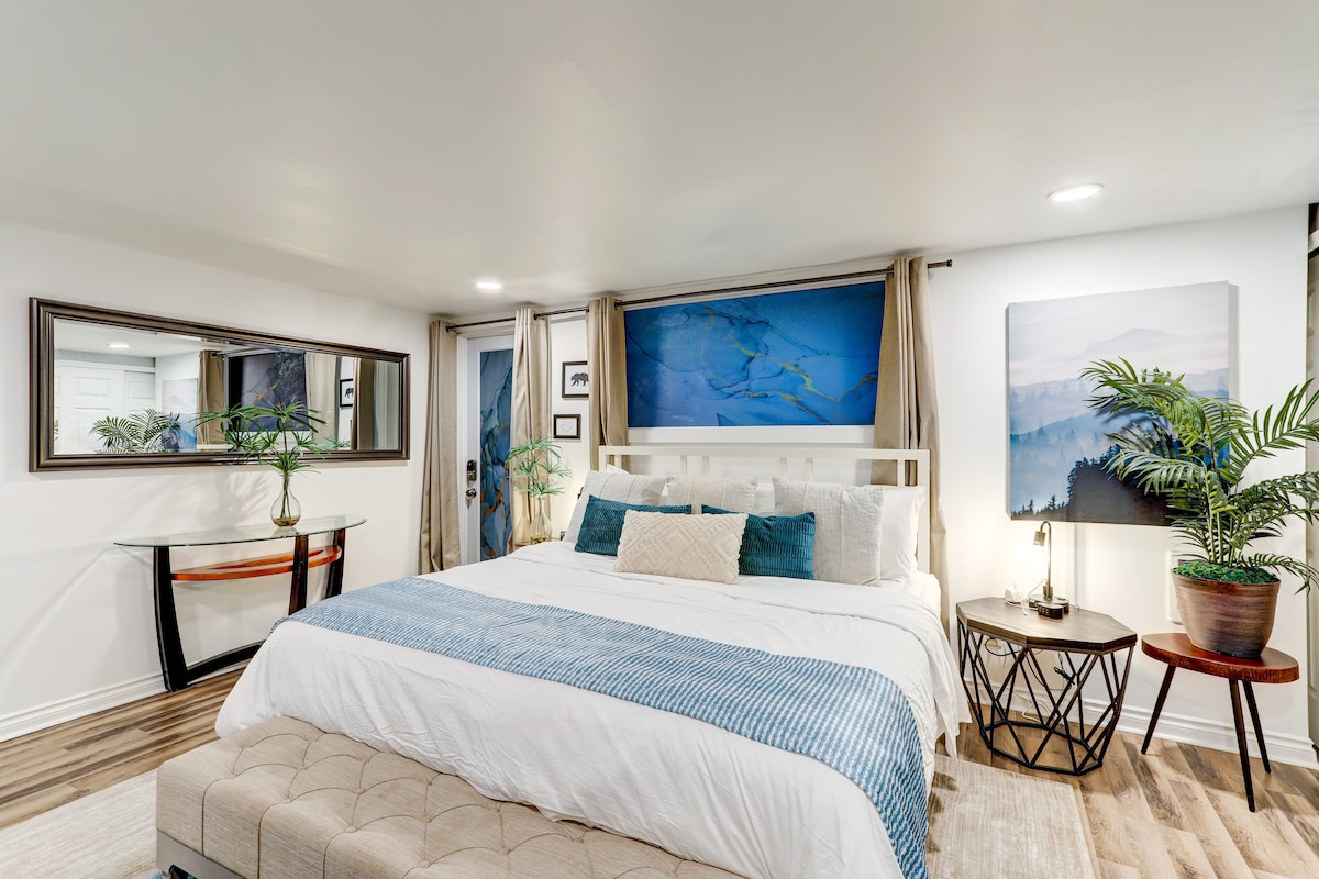 Vychutnajte si skvelý spánok a zobuďte sa svieži v mimoriadne pohodlnej manželskej posteli veľkosti King s úplne novým luxusným matracom (Saatva). 