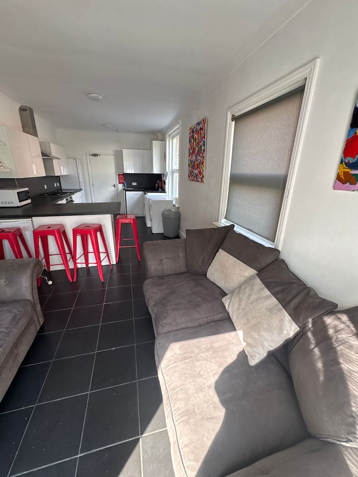 Stylish 6 Bedroom Southsea House Sleeps 14 - Portsmouth