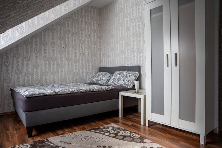 Cama matrimonial, cama individual, habitación