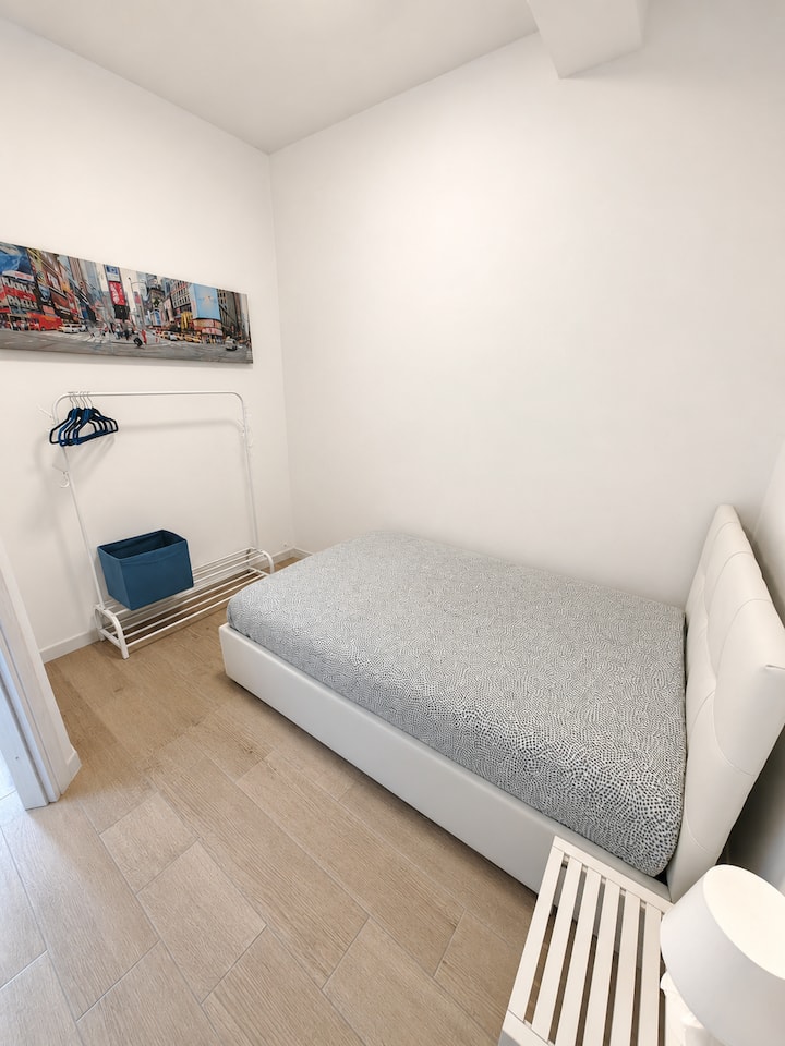 ATTENZIONE: questa stanza con un letto 1 piazza/mezzo è possibile prenotarla solo su RICHIESTA, al costo extra di 20€/notte, impostando n. 5 ospiti in fase di prenotazione.