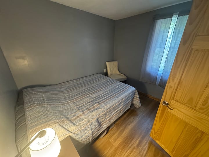 غرفة نوم رقم 2 في الطابق الأرضي، تتسع لشخصين