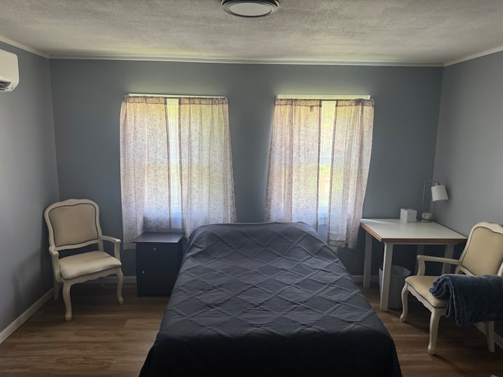 غرفة النوم رقم 1 في الطابق الرئيسي، مدخل لذوي الاحتياجات الخاصة 36 بوصة، تتسع لشخصين