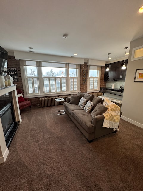 Large 2 bed 2 bathroom loft in East Aurora Village