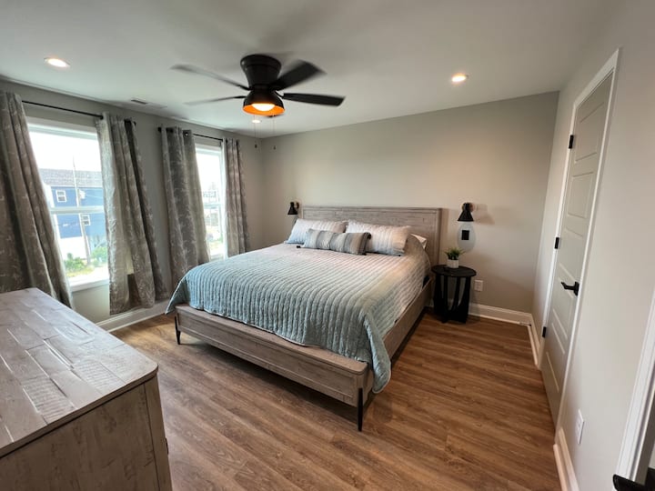 King bedroom with en-suite upstairs. Plush mattress. Walk in closet. Smart tv. 