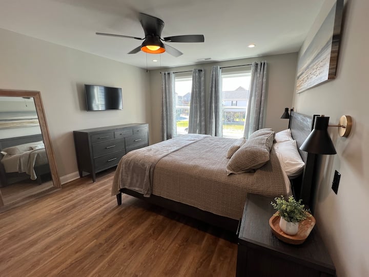 King size bed room with en-suite on first floor in front of house. Firm mattress. Smart tv. Walk in closet. 