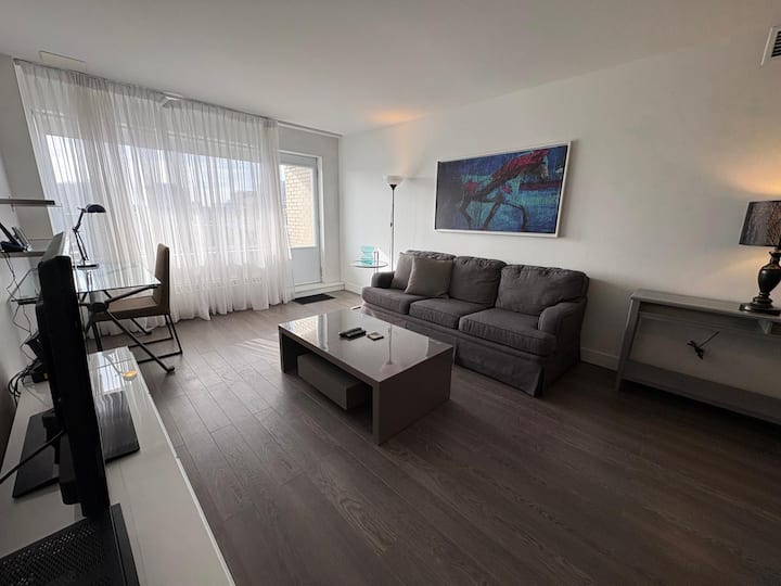 West Facing 1 King Bed 1 Bath W/ Seasonal A/c - Montreal