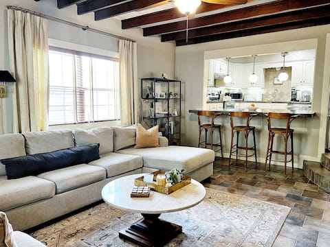 Successful Airbnb property: Inviting Home less than 2 Miles from Kyle Field in College Station