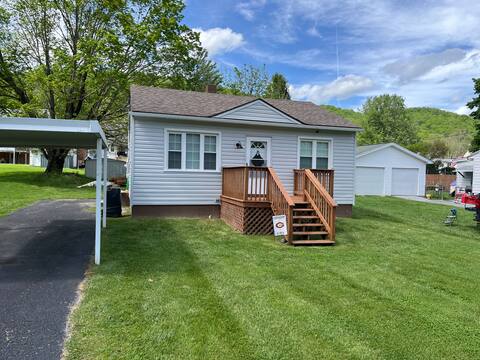 Bluefield getaway-comfy & quiet