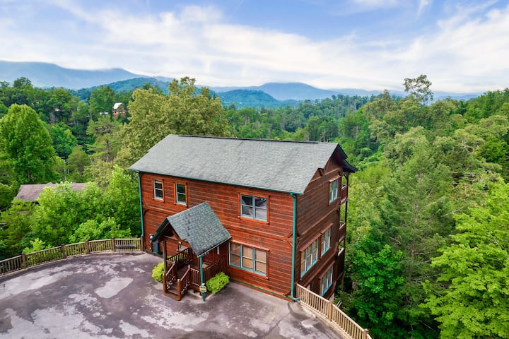 Viewlala! Pool, 5 Suite, Movie Theater, Game Room - Gatlinburg, TN