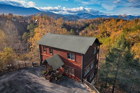 Popular Airbnb listing: Stunning View! Theater, Pinball +Games, MinstoTown in Gatlinburg
