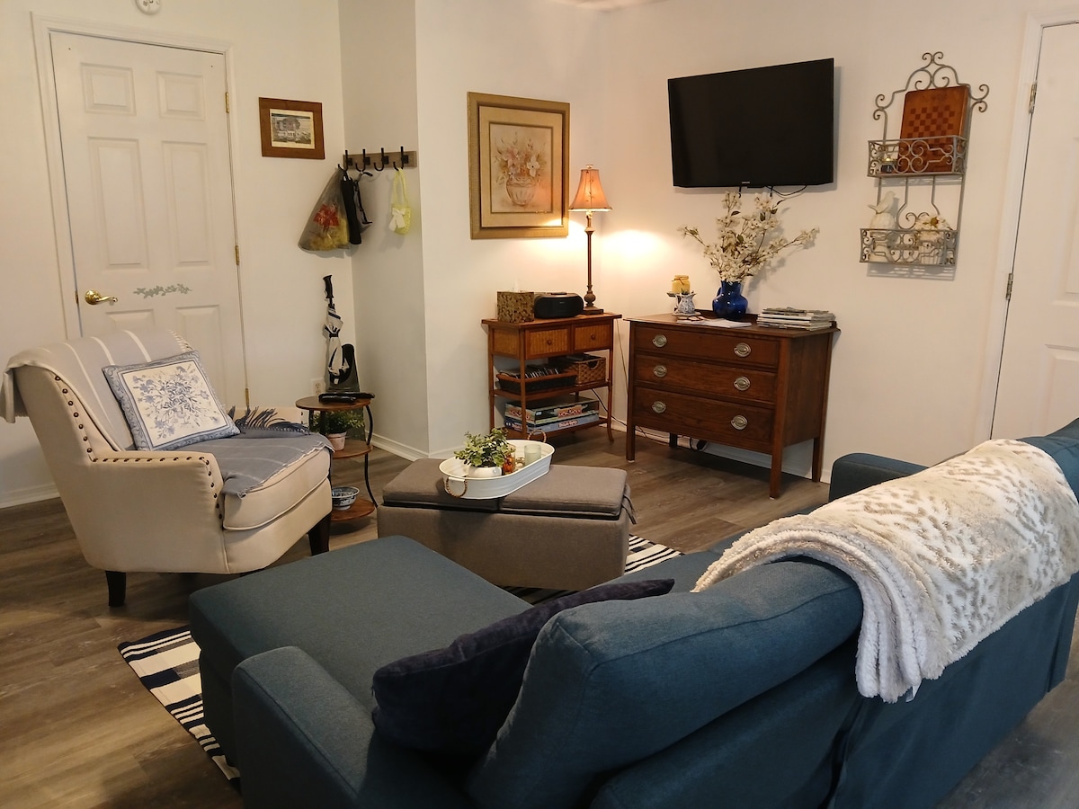 โซฟาทรงตัวแอลนี้สามารถใช้สำหรับการนอนของบุคคลที่ 3 ได้ เบาะรองหลังสามารถถอดออกได้เพียงแค่ดึงออกมา เพราะติดด้วยเวลโคร ผ้าห่มสำรองอยู่ด้านบนของตู้เสื้อผ้าในห้องนอน